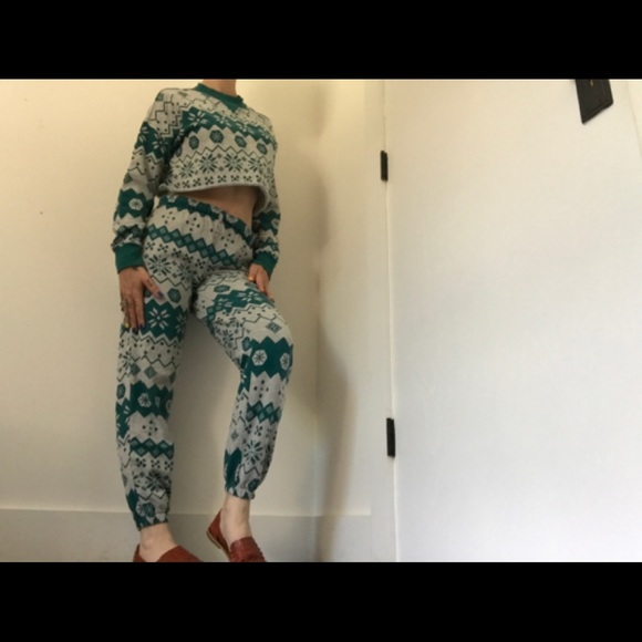 NWOT Colsie Holiday Christmas Sweatsuit Crop Top & Sweatpants - Picture 5 of 13